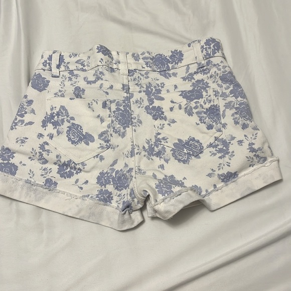 Printed white and blue shorts - Picture 2 of 2